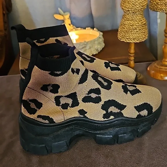 YOKI Women's Comfort Leopard Sneaker NWT - Picture 5 of 6